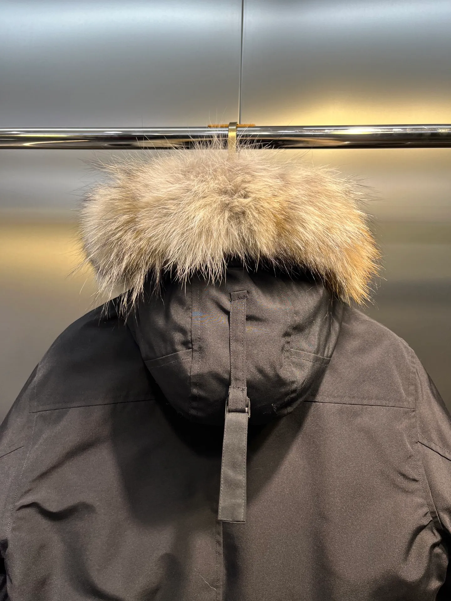 P860 Canada Goose model 06, the same model as the famous star, men's and women's models, with cold-proof flannel on the collar, which is close to the head and neck, comfortable and warm! The fabric is made of high-density nano-level waterproof fabric, which is windproof and wear-resistant and has a certain thickness! Seamless threaded cuffs! Avoid hard knots! It doesn’t matter how low the temperature is this winter, one piece is enough. I’ll give you the wind and temperature! Contains pure duck down, sufficient quantity, unique fashion design + waterproof craft fabric + big brand YKK double zipper pullers, real photos, upright style quality, regardless of the external standard and the internal content, you can feel free to compare it with the softer, easier to wrinkle and lighter version on the market!  size：s-xxl